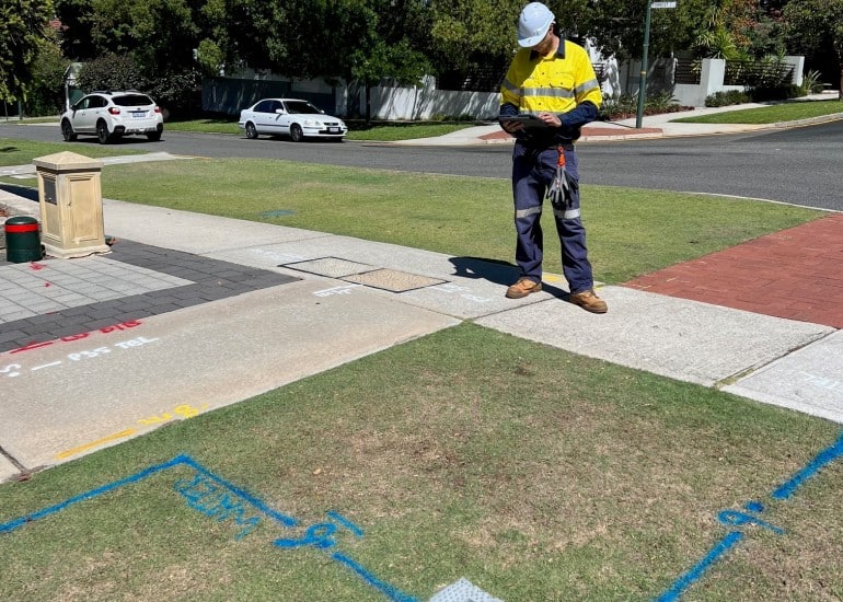 acoustic pipe locating and marking the ground